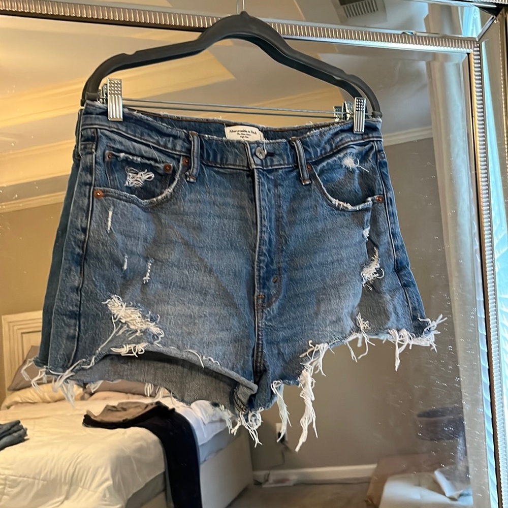 A&F the mom short high rise